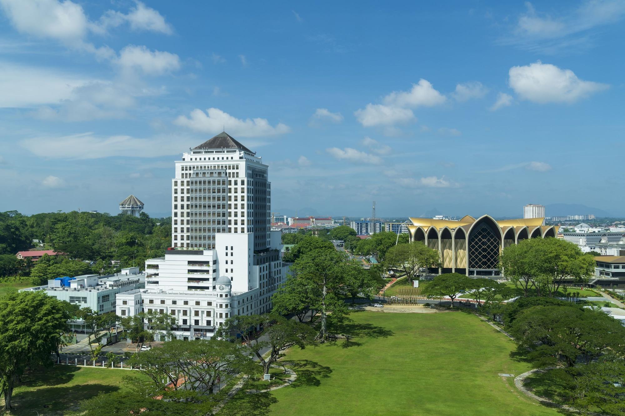 The Waterfront Hotel Kuching Bagian luar foto