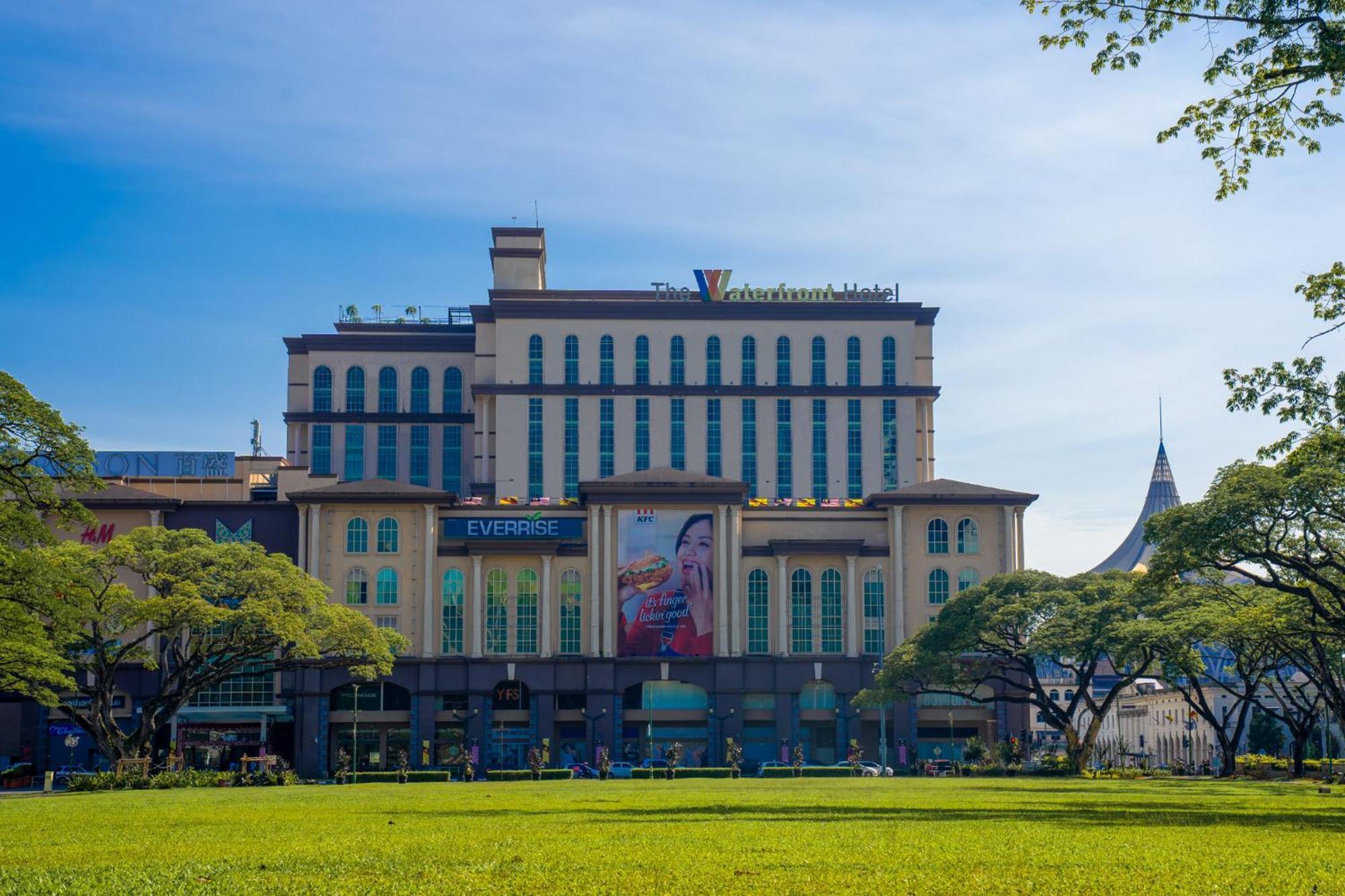 The Waterfront Hotel Kuching Bagian luar foto