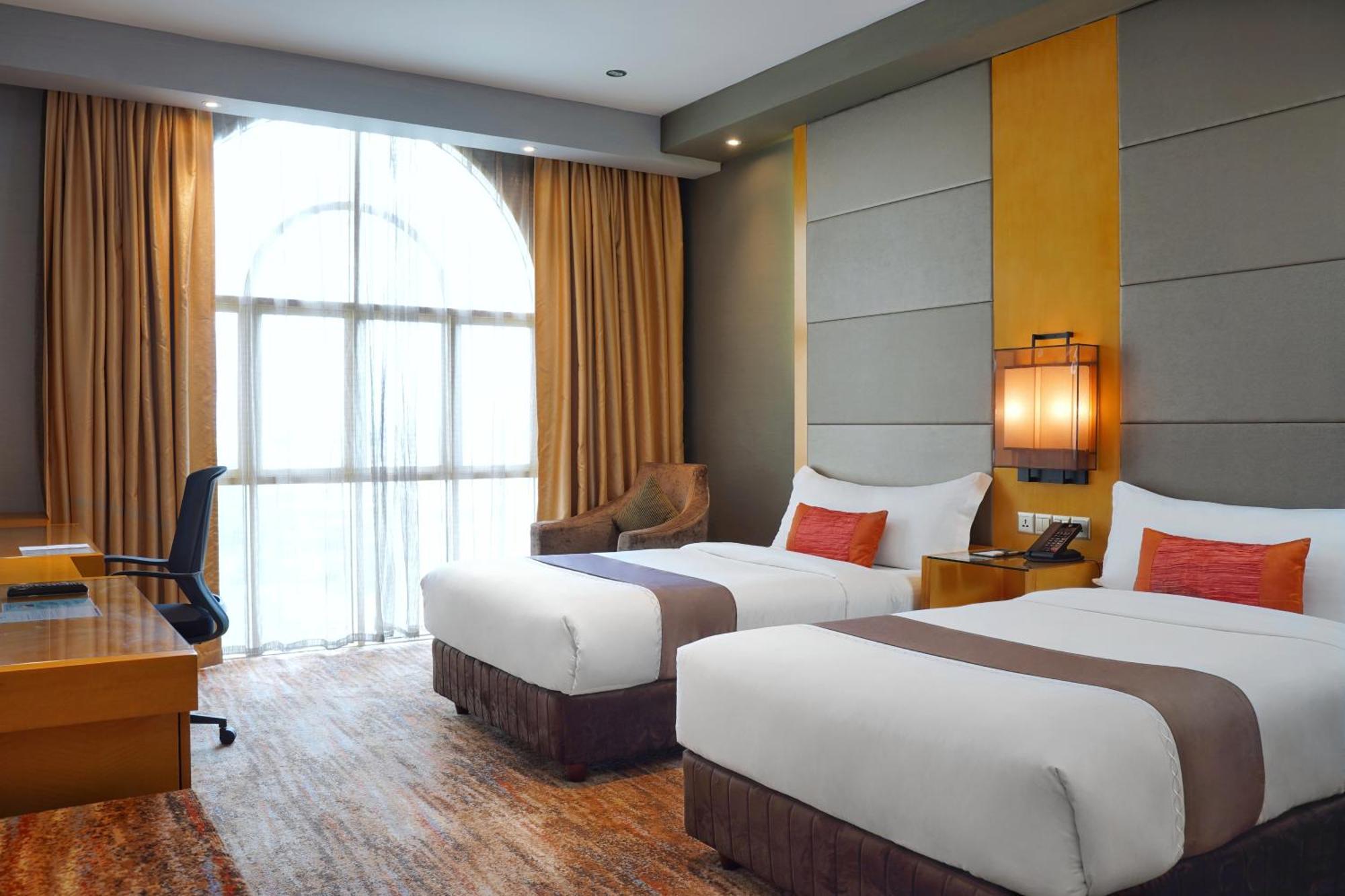 The Waterfront Hotel Kuching Bagian luar foto