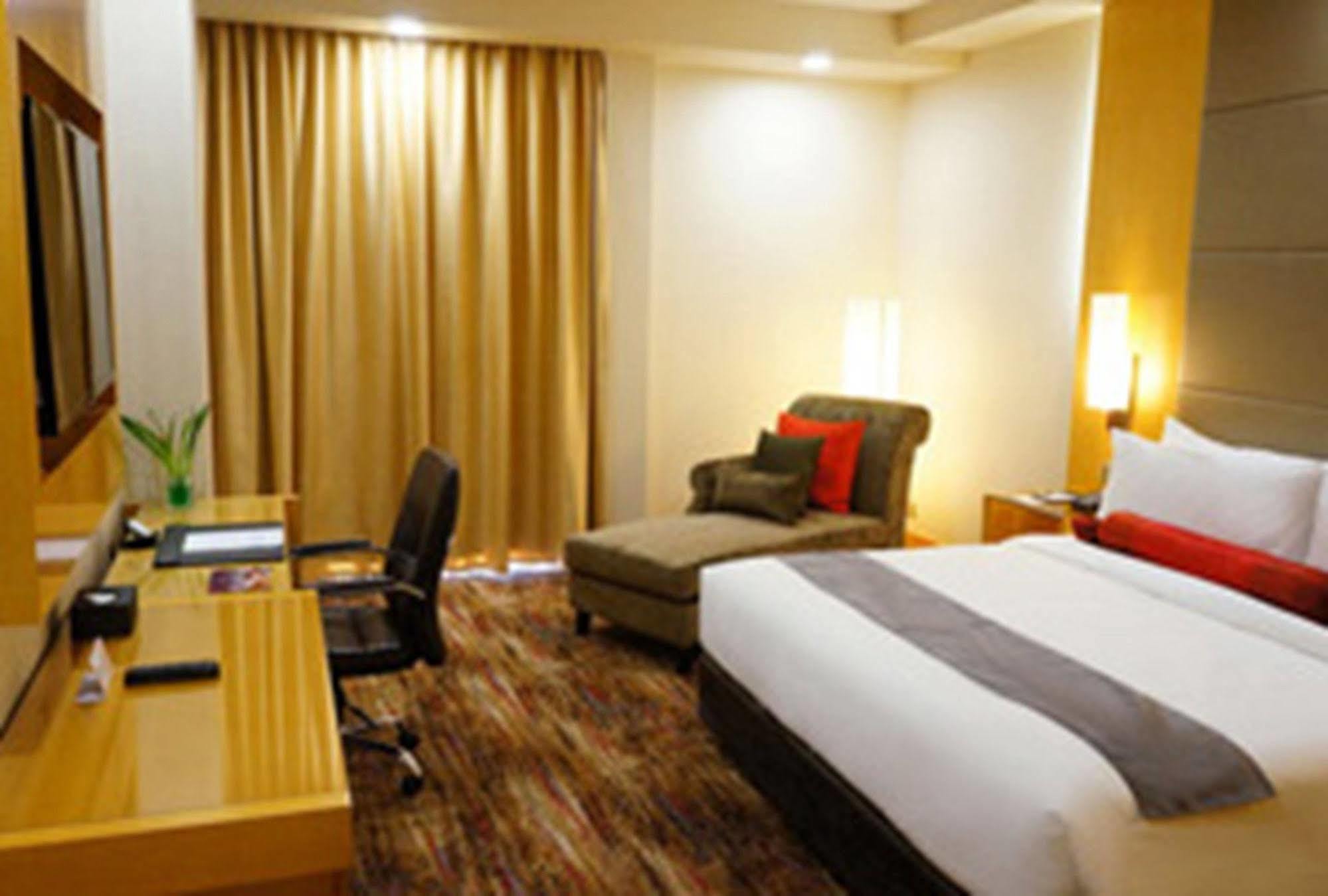 The Waterfront Hotel Kuching Bagian luar foto